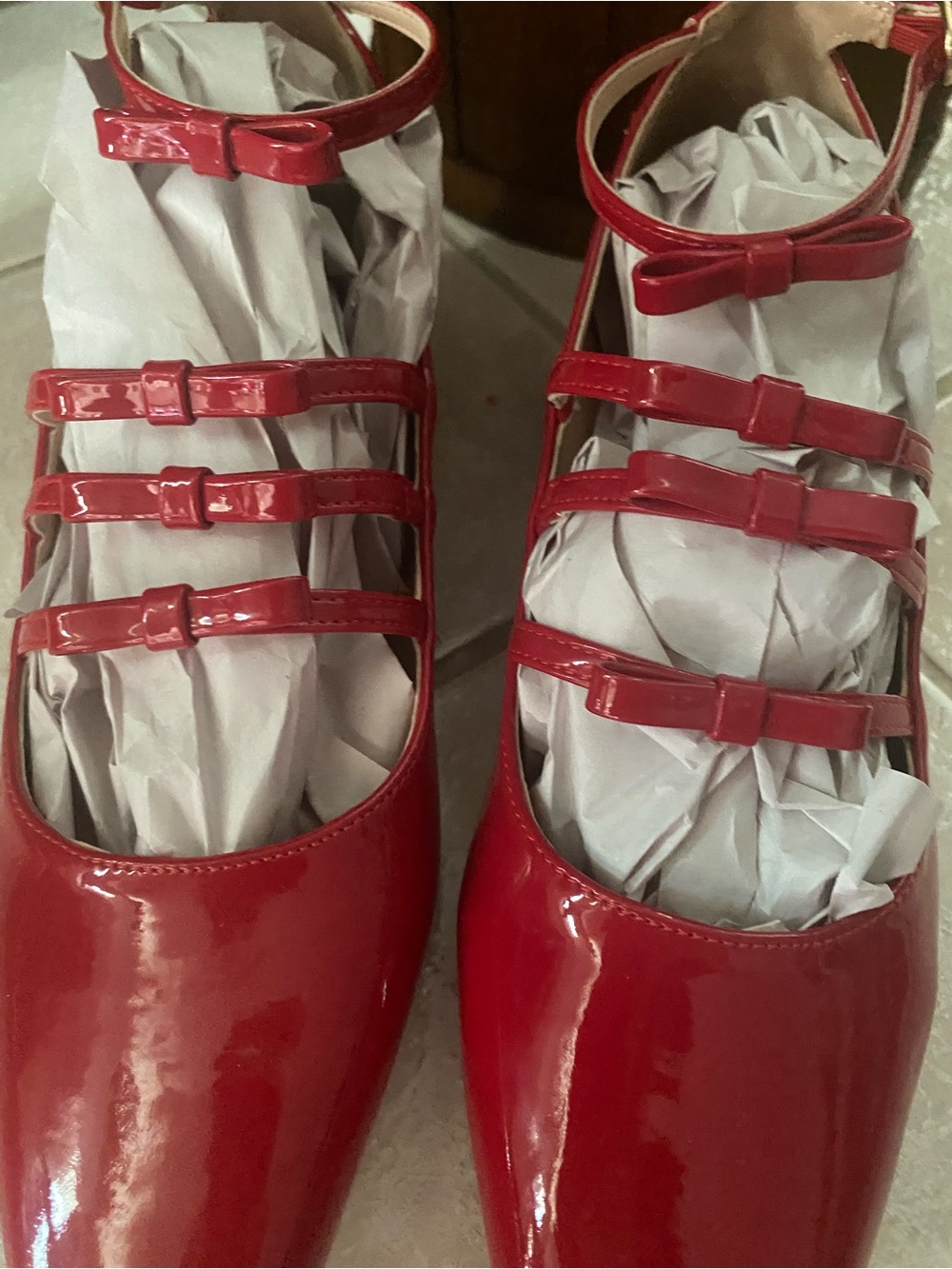 Unique Vintage Women’s Red Patent Pointed-Toe Mary Jane Flats with Strappy Bows - Picture 2 of 9